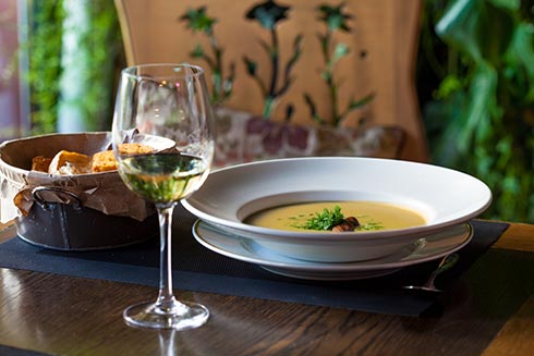 Maronensuppe und Weißwein