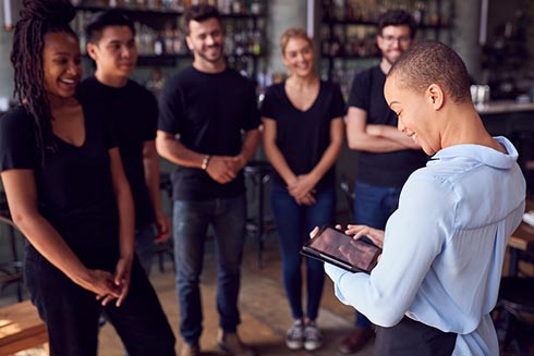 Führungskraft beim Kellnerteam