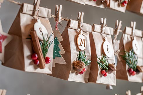 Adventskalender im Seniorenheim aufhängen