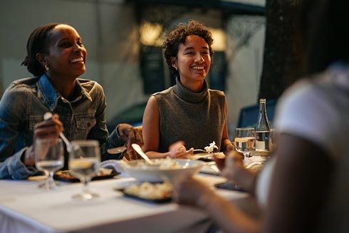 Gerichte teilen im Restaurant