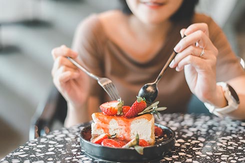 New York Cheesecake mit Erdbeeren und Fruchtsauce