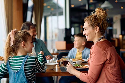Familienessen im Restaurant