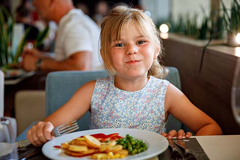 CHEFS CULINAR Kinder essen im Restaurant