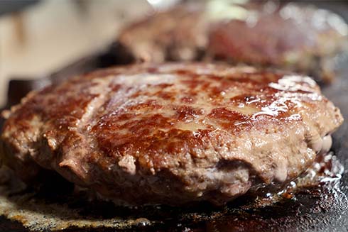 CHEFS CULINAR Burgerpatty mit Rindertalg angebraten