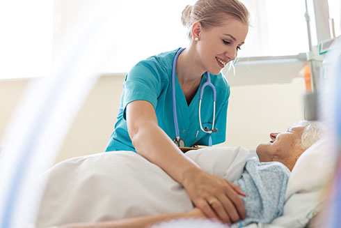 Geschultes Krankenhauspersonal hilft bei Mangelernährung