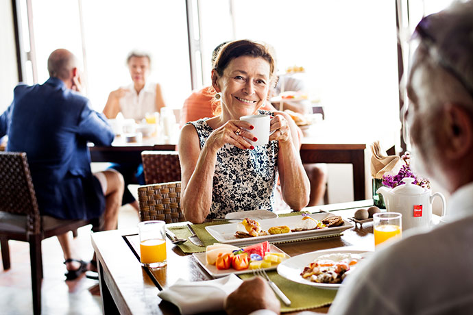 CHEFS CULINAR Restaurantgäste mit Speisen und Getränken