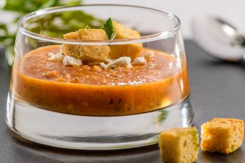 Griechische Bauernsalat-Gazpacho mit Fetakäse