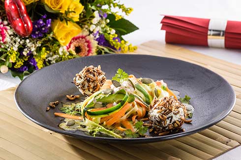 Gutes aus der CHEFS CULINAR Osterküche: Frischkäseknödel im Popkorn-Mantel auf Salat