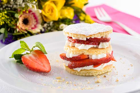 Gutes aus der CHEFS CULINAR Osterküche: Erdbeer-Vanille-Törtchen