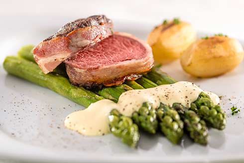 Gutes aus der CHEFS CULINAR Osterküche: Kalbsfilet im Speckmantel