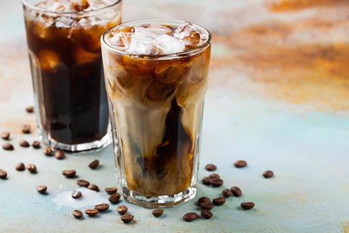 Ein guter Cocktail als Absacker nach dem Essen: Cold Brew Black Russian – das Rezept dazu gibt's bei CHEFS CULINAR