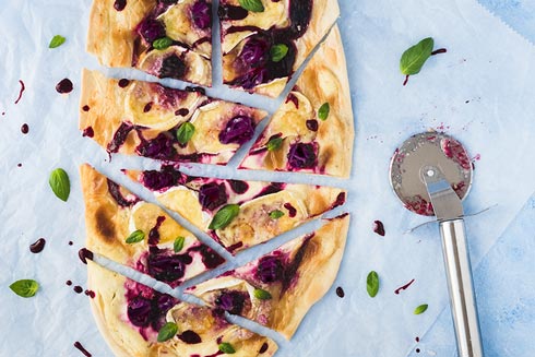 Rotkohl-Flammkuchen – das Rezept gibt's bei CHEFS CULINAR