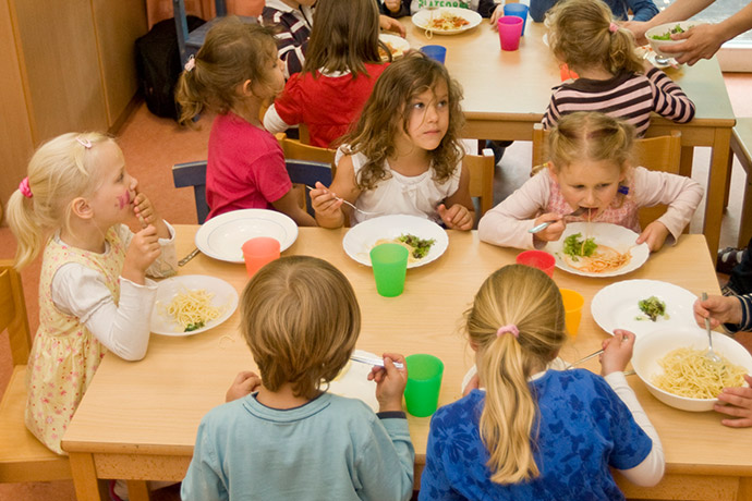 Kindergartengruppe isst zu Mittag