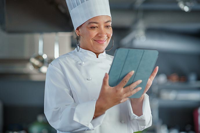 Köchin arbeitet mit der HiTaste App 