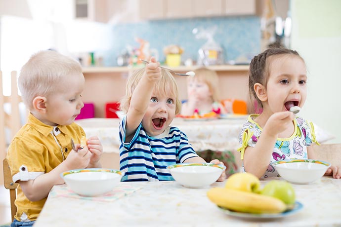 Ges&uuml;nder essen in der Kindertagesst&auml;tte