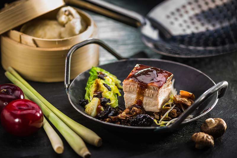 Schweinebauch asiatisch mit Pflaumen-Soja-Sauce und chinesischen Brötchen von CHEFS CULINAR Profikoch Christoph Koscielniak