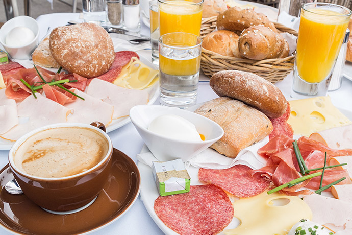 Frühstück Abendessen Saft Wasser Aufschnitt Brötchen Kaffee