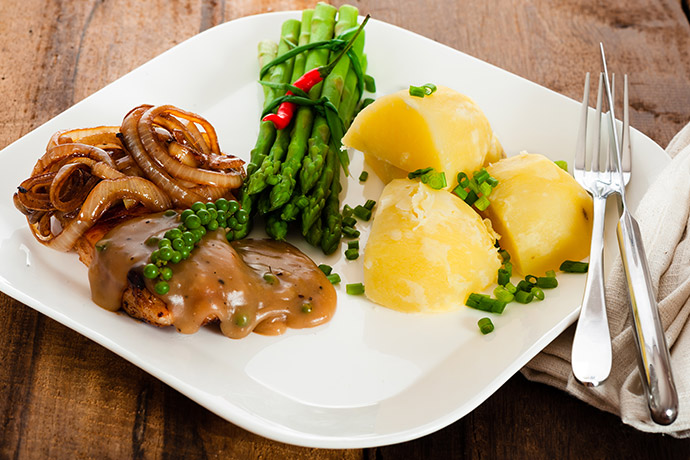 Mittagessen Kartoffeln Spargel Fleisch Soße Zwiebeln Erbsen Besteck Teller