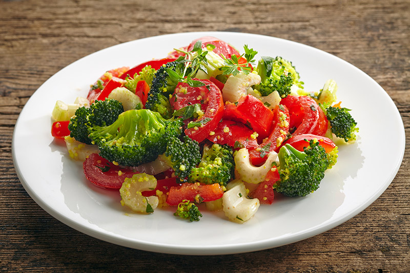 Buntes Gericht mit Broccoli und Tomaten