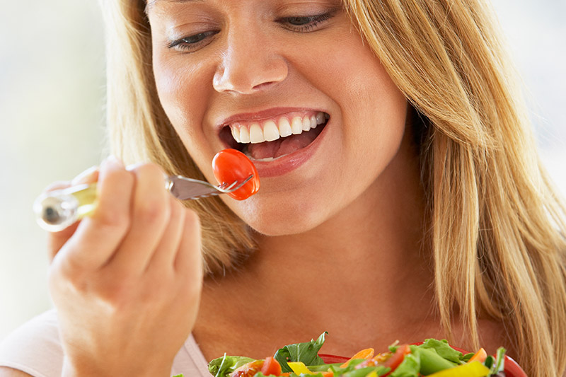 Eine Frau geniesst ihren Salat