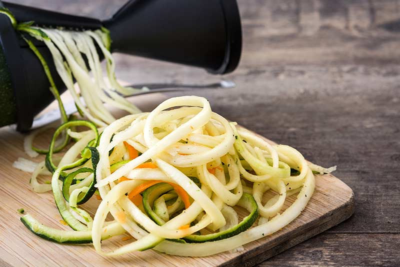 Mit dem Spiralschneider lassen sich prima Zoodles und Co herstellen