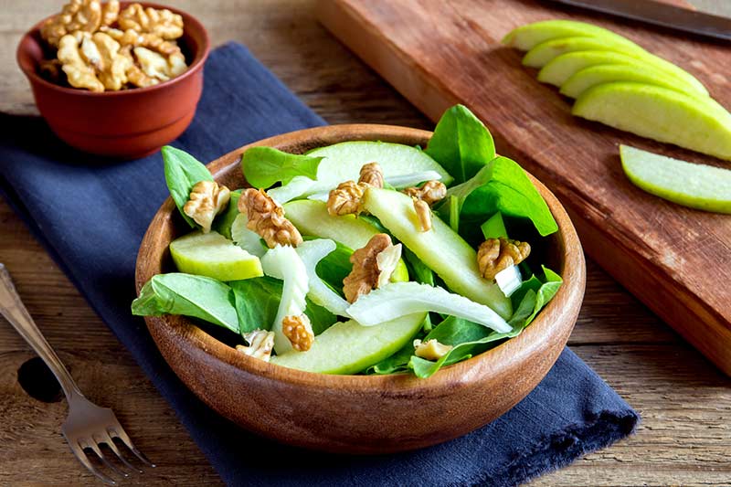 Köstlicher und gesunder, grüner Salat mit Walnüssen