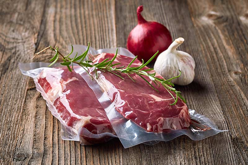 Fleisch wird im Vakuum-Beutel sous-vide gegart