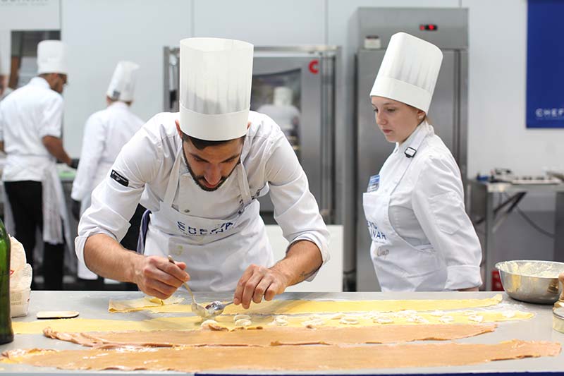 Im Azubi-Bereich von chefsculinar.de finden Koch-Anfänger viel Unterstützung – dann klappt's garantiert mit dem Traumberuf!