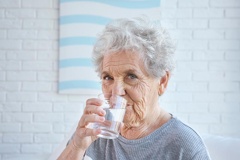 Genug Trinken ist bei Dysphagie sehr wichtig