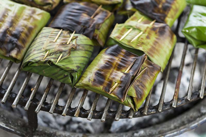 Fisch lässt sich auch prima in Bananenblätter wickeln und dann grillen