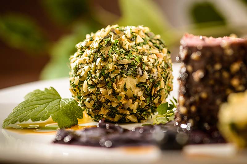 Knödel mit frischen Gewürz-Zutaten