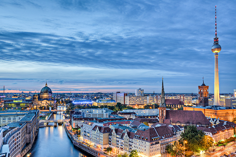 Ein Ausblick von oben auf Berlin – Die Spree und der Alex sind zu sehen