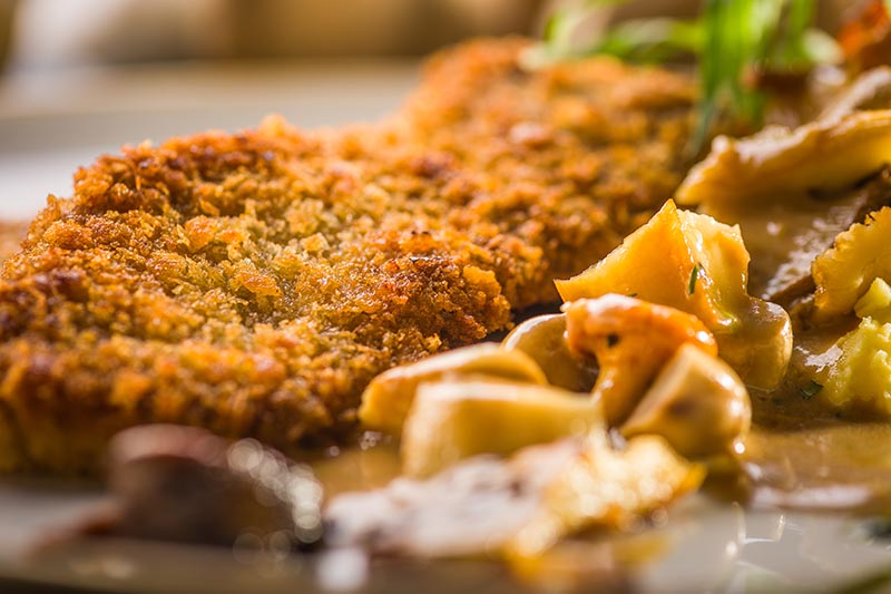 Wildes Jagdschnitzel mit Jägermeister-Rahmpilzen