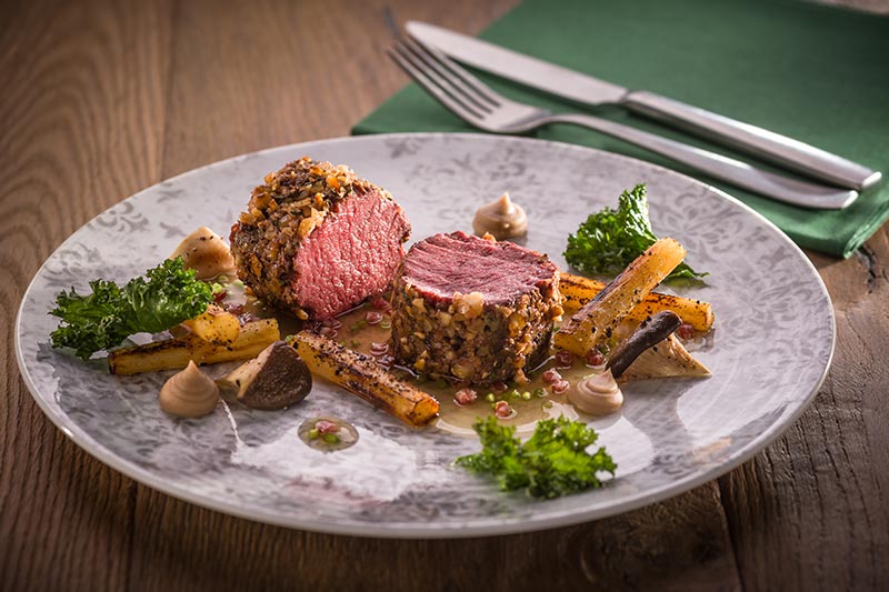 Das CHEFS CULINAR Lieblingsrezept: Hirschrücken im Haselnuss-Steinpilz-Mantel mit Schwarzwurzeln, Grünkohl und Maronenpüree