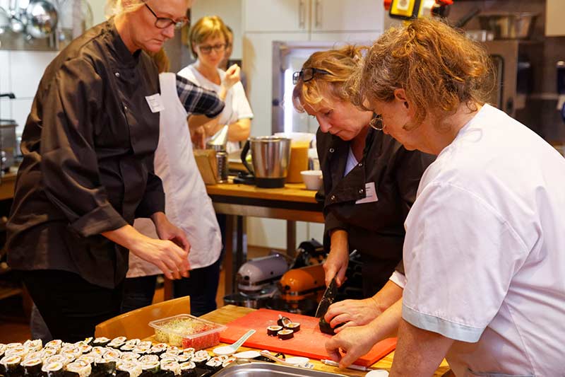 Im CHEFS CULINAR Seminar lernen Sie die Zubereitung verschiedener Sushi- und Sashimi-Kreationen