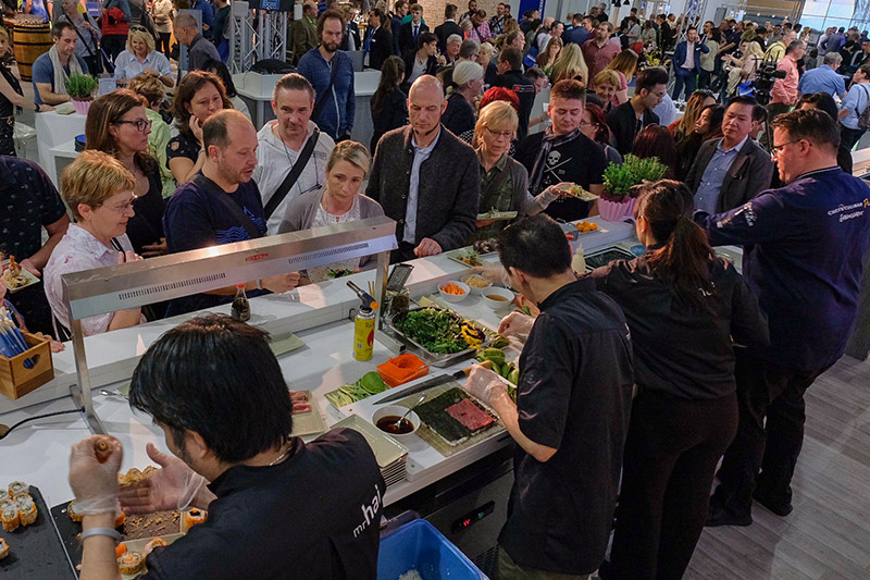 Besucher der CHEFS CULINAR Messe Berlin standen Schlange für das Sushi von Mr. Hai