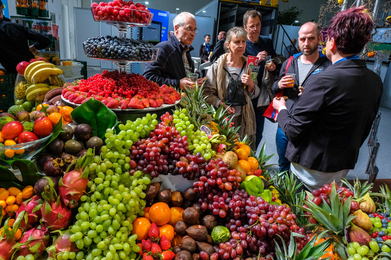 Knallbunter Obst- und Gemüse-Stand auf der CHEFS CULINAR Messe in Berlin