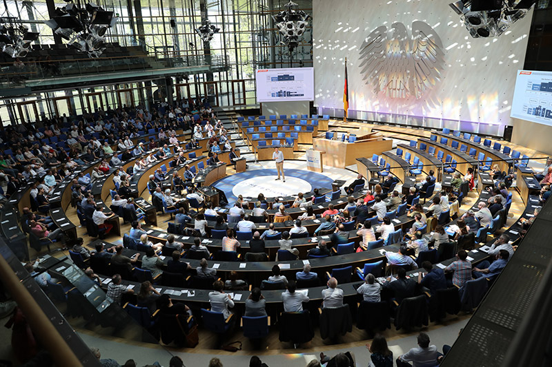 Im World Conference Center in Bonn trafen sich Fachleute, um über die Fakten und Folgen des Generationenwandel zu diskutieren