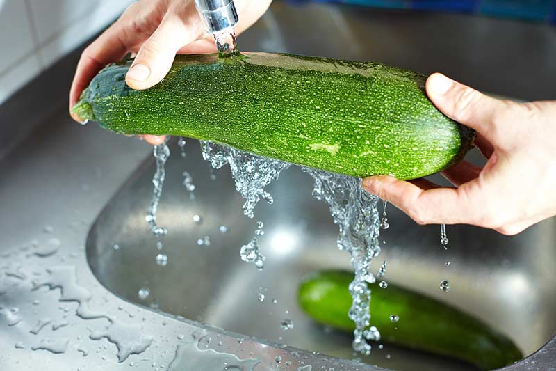 Gemüse lieber im Wasserbad waschen statt abbrausen