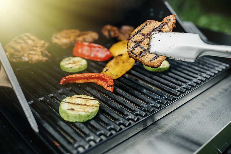 Ein Barbecue an der frischen Luft kommt bei Gästen im Sommer besonders gut an