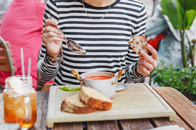 Eine Suppen-Bar kann sich für Unternehmer lohnen – denn eine gesunde Suppe wird gerade in der Mittagspause gerne gelöfftelt