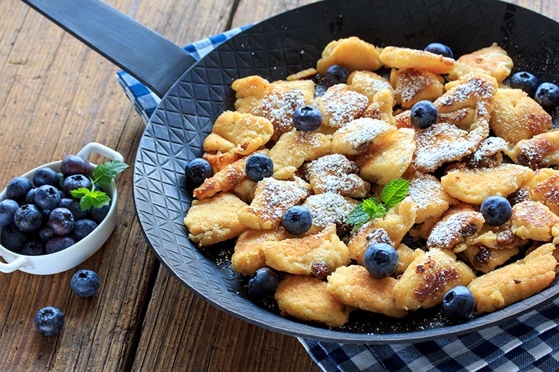 Kaiserschmarrn gehört zu den berühmten österreichischen Spezialitäten