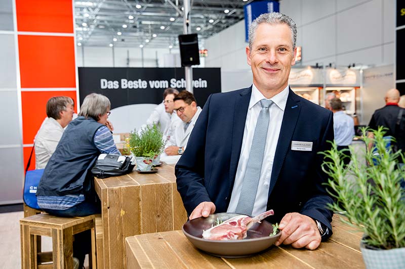 Fleisch-Experte Michael Müller präsentiert das Tomahawk-Steak