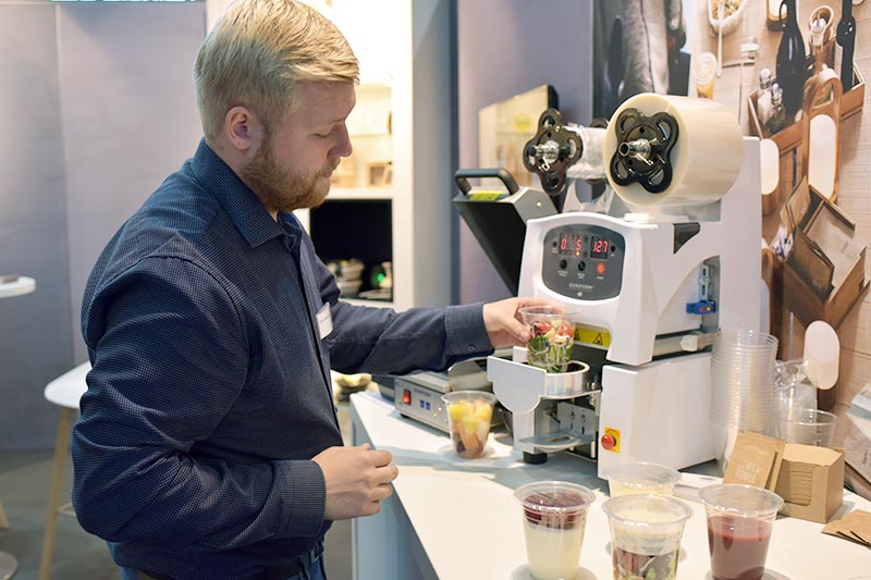 Ruck, zuck fertig: Mit der neuen Siegelmaschine von Duni wird versiegeln zum Kinderspiel.