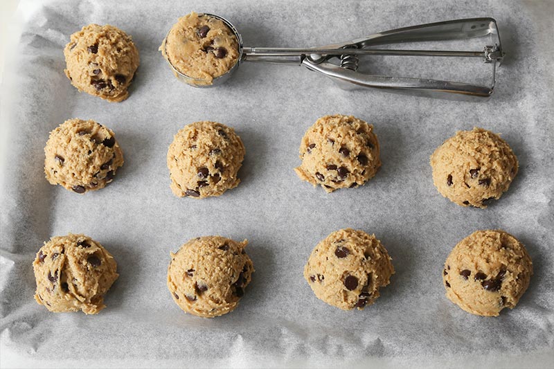 Cookie Dough wird wie Eis als Kugeln im Becher angeboten