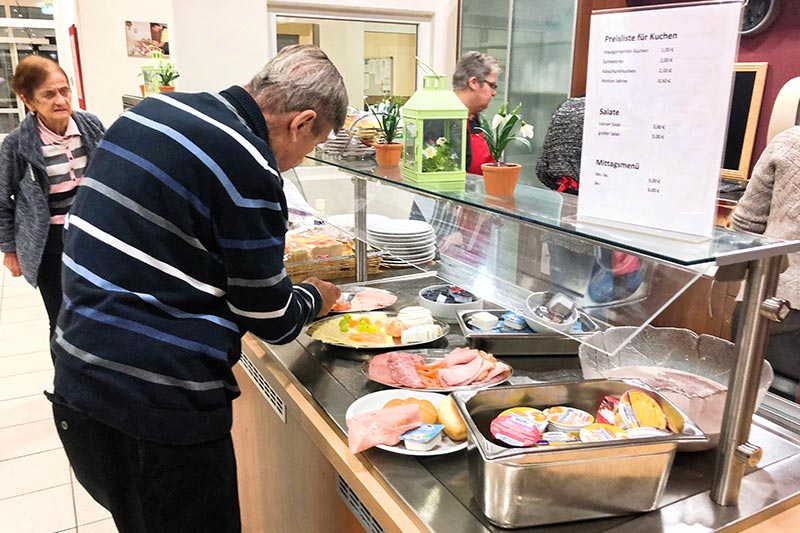 Ein Bewohner am Frühstücks-Buffet der AWO Senioreneinrichtung in Remscheid