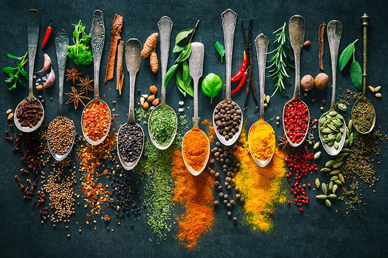 Gewürze wie Anis, Curry, Paprika oder verschiedene Kräuter sind eine tolle Alternative zu Salz – gerade in der Seniorenverpflegung.