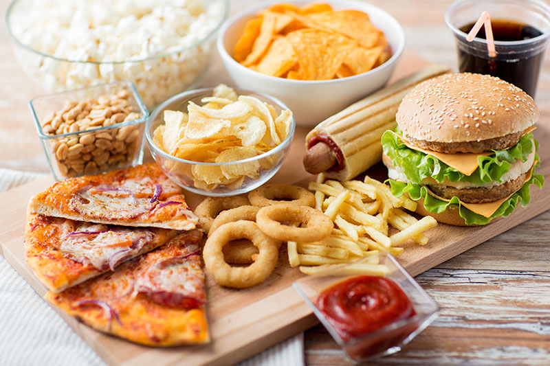 Fast Food und Frittiertes enthält  viele Transfette, die tatsächlich für unseren Körper ungesund sind.