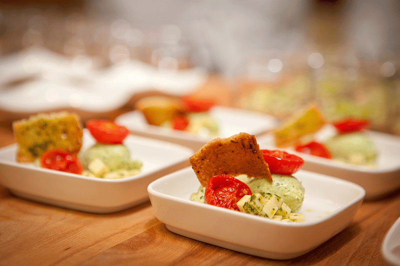 Kleine Häppchen mit Cherry-Tomaten der Frank Schwarz Gastro Group