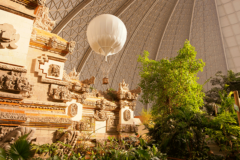 Im Tropical Islands in der Nähe von Berlin können Gäste eine Reise mit dem Heißluftballon machen